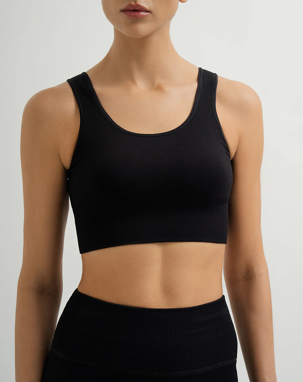 Top deportivo soporte alto seamless negro - Image 3