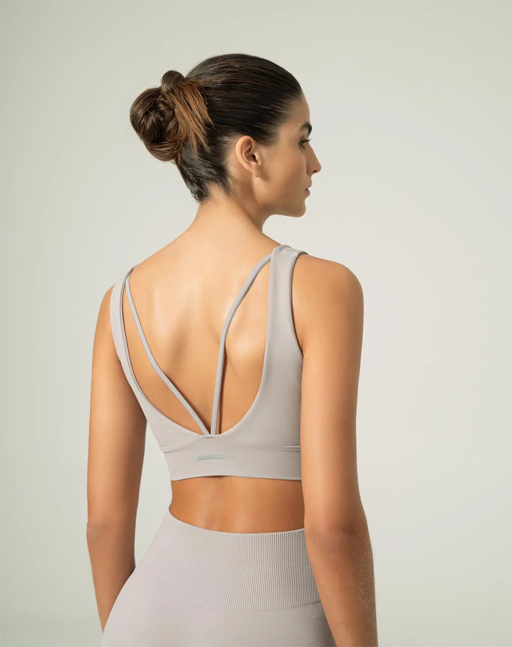 Top deportivo soporte medio seamless antibacterial taupe - Image 3