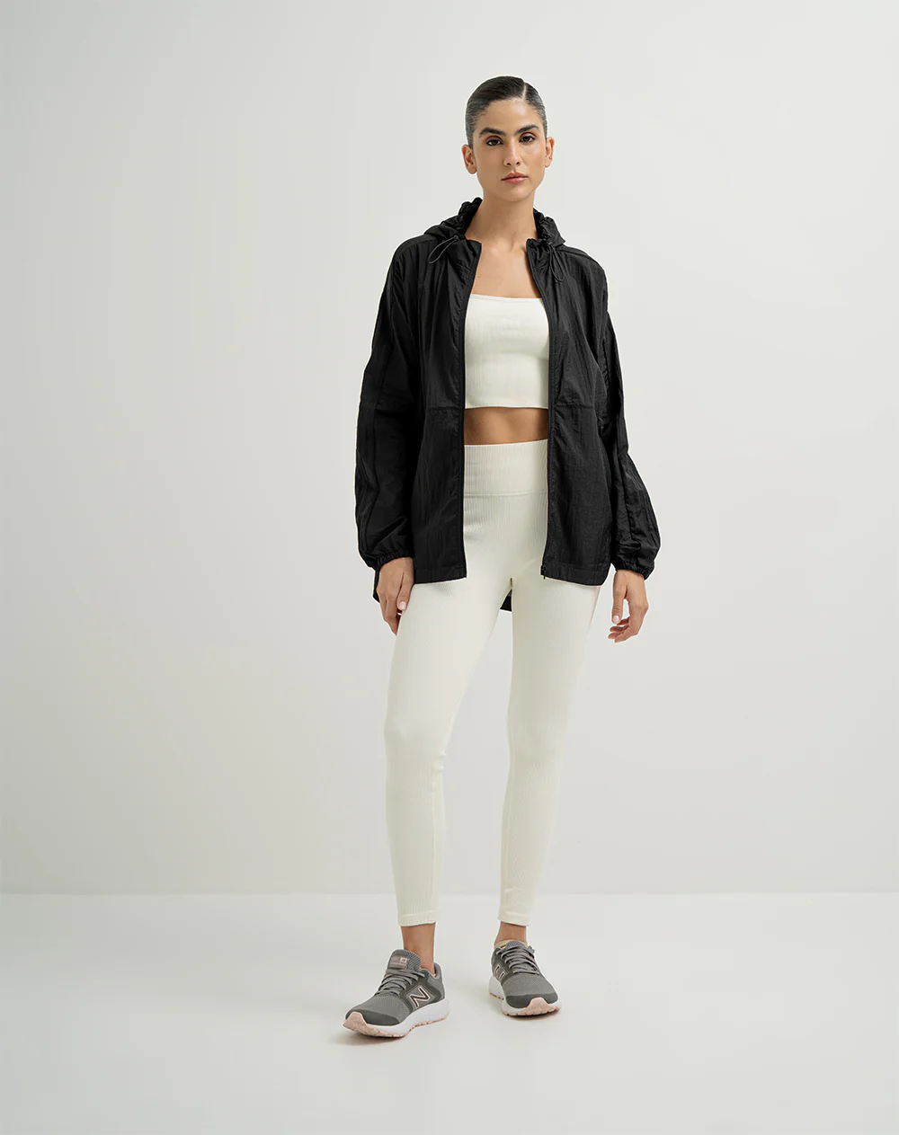 Chaqueta rompevientos negra mujer - Image 3