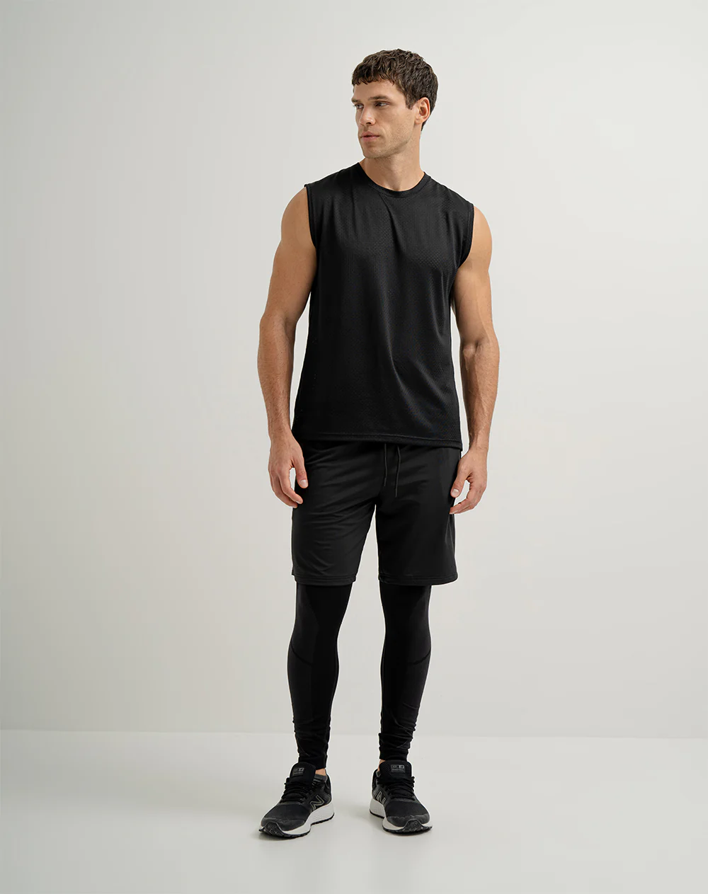 Camisilla deportiva control humedad negra hombre - Image 3
