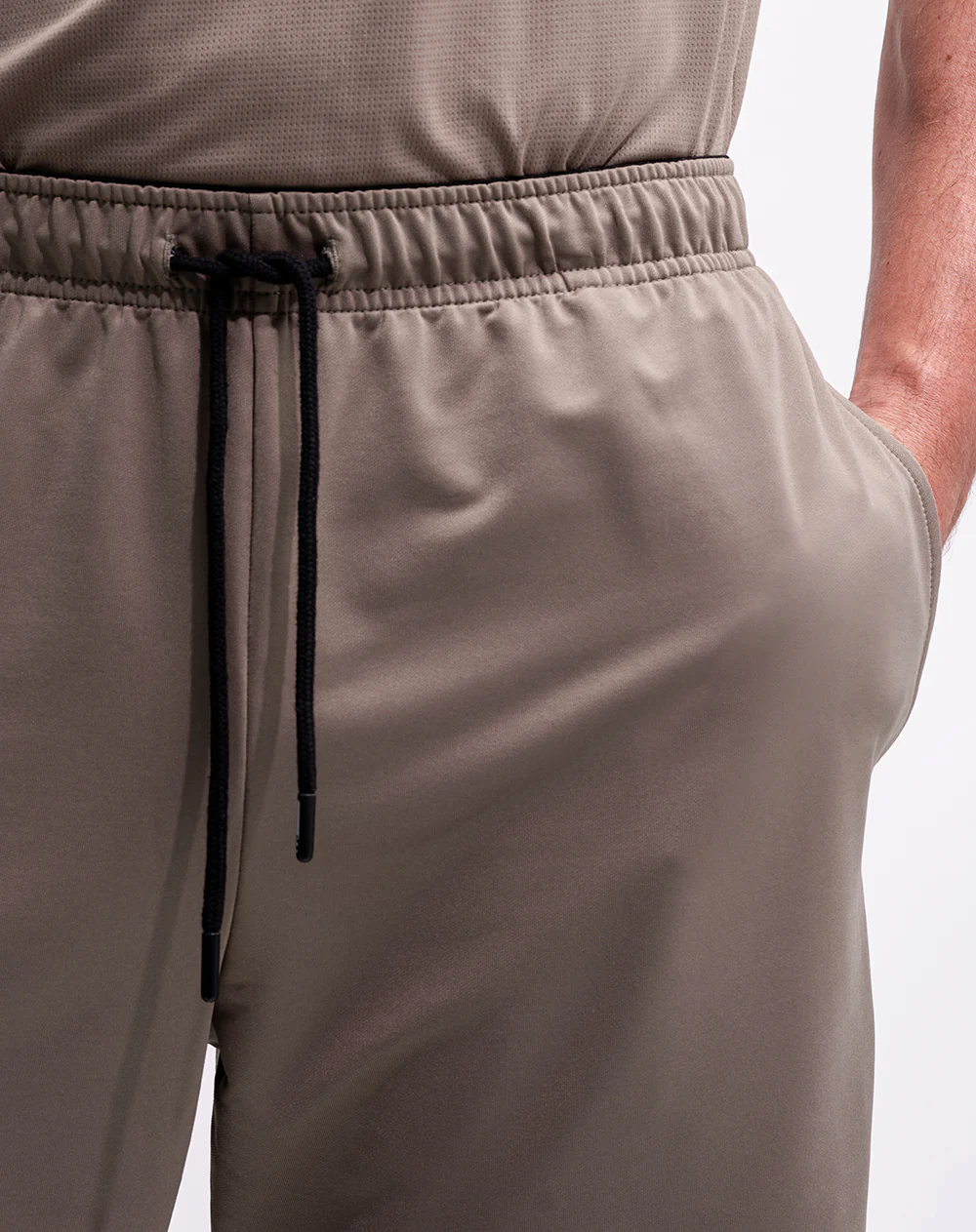Pantaloneta deportiva antibacterial café hombre - Image 4