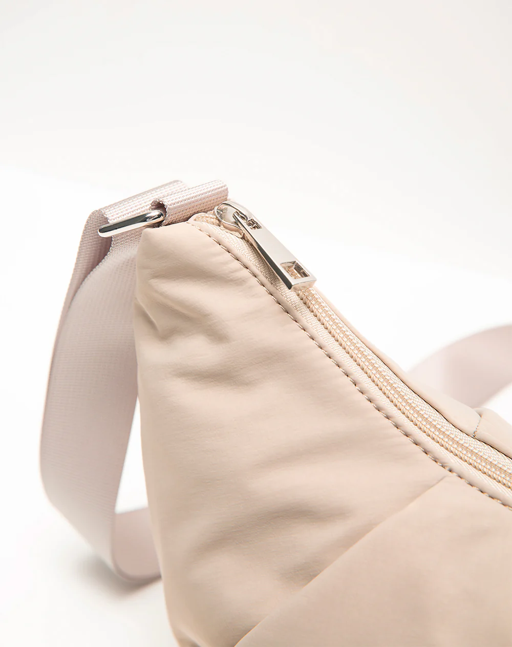 Bolso tipo bandolera gris - Image 3