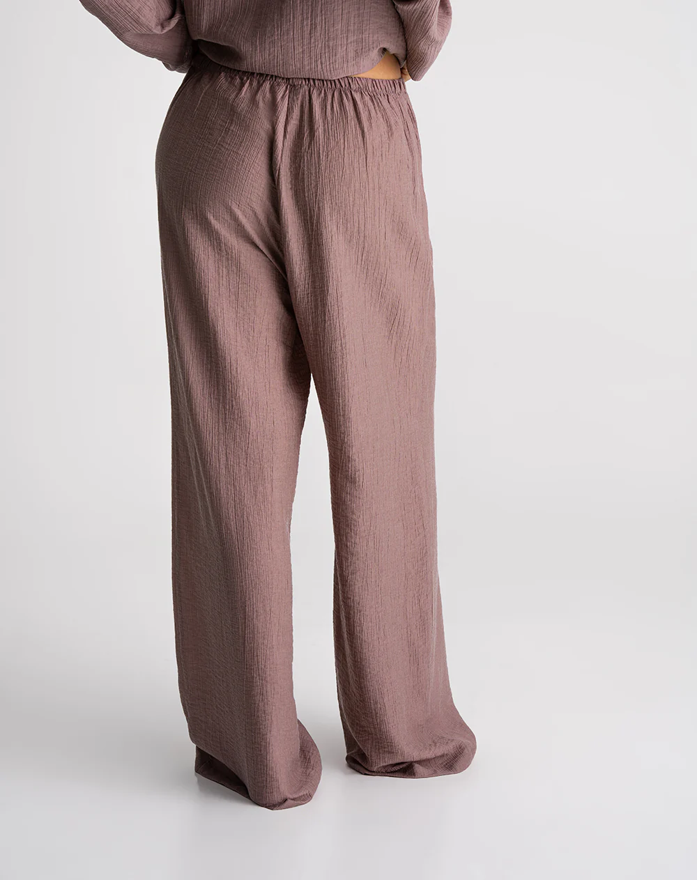 Pantalón tiro alto satín efecto arrugado palo rosa mujer - Image 2