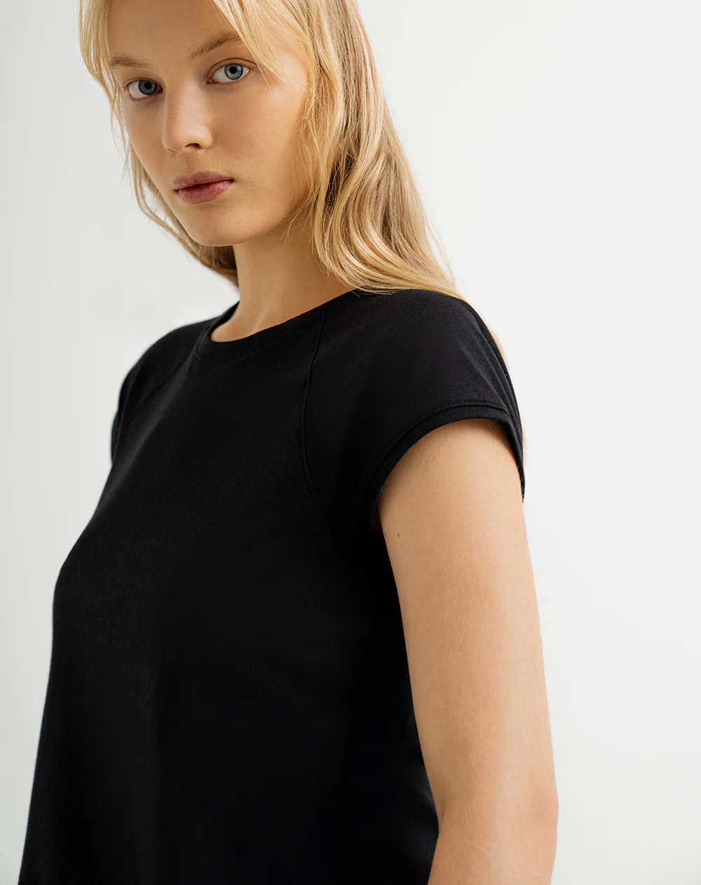 Camiseta regular algodón negra mujer - Image 2