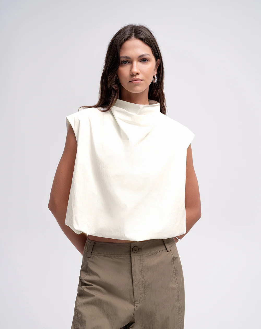 Blusa cuello tortuga con cierre vainilla mujer - Image 4