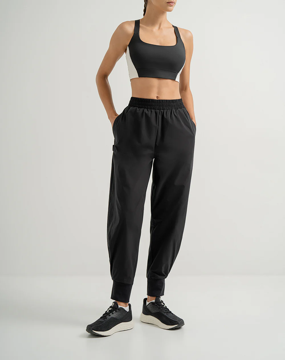Jogger tiro alto oversize negro mujer - Image 3