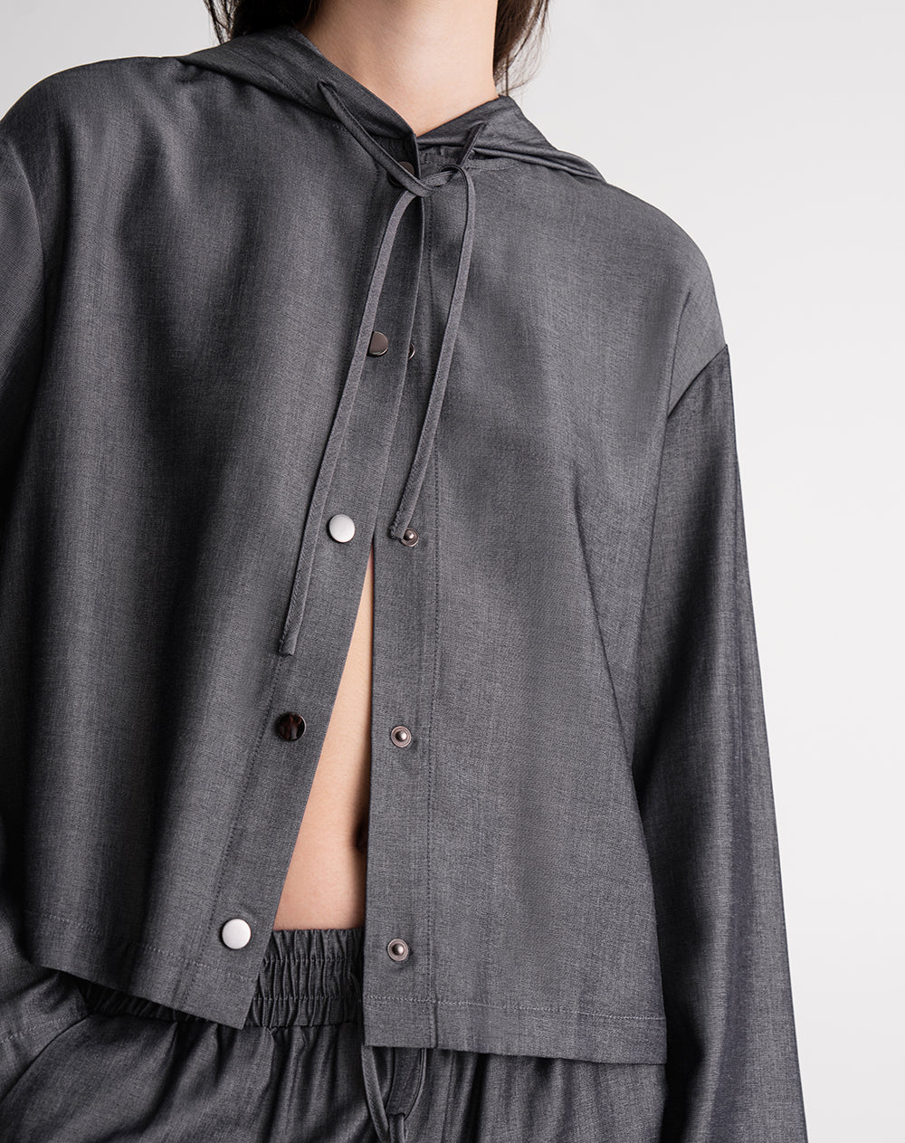 Chaqueta liviana con capucha gris mujer - Image 4