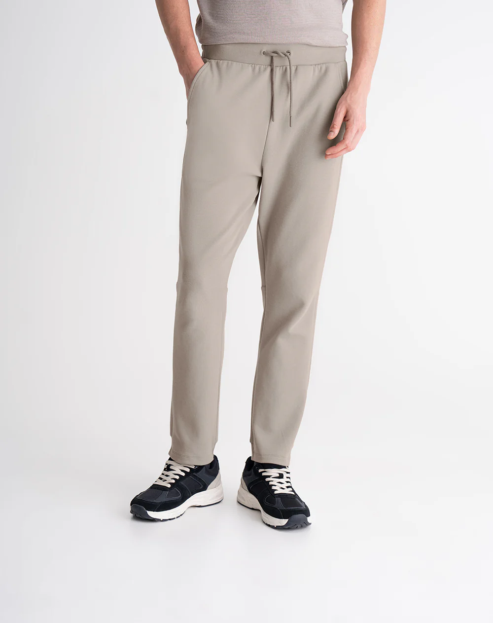 Jogger confort regular tacto suave taupe hombre - Image 3