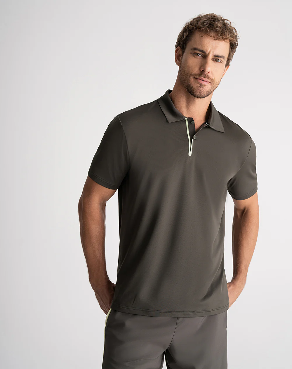 Polo deportiva control humedad verde hombre - Image 2