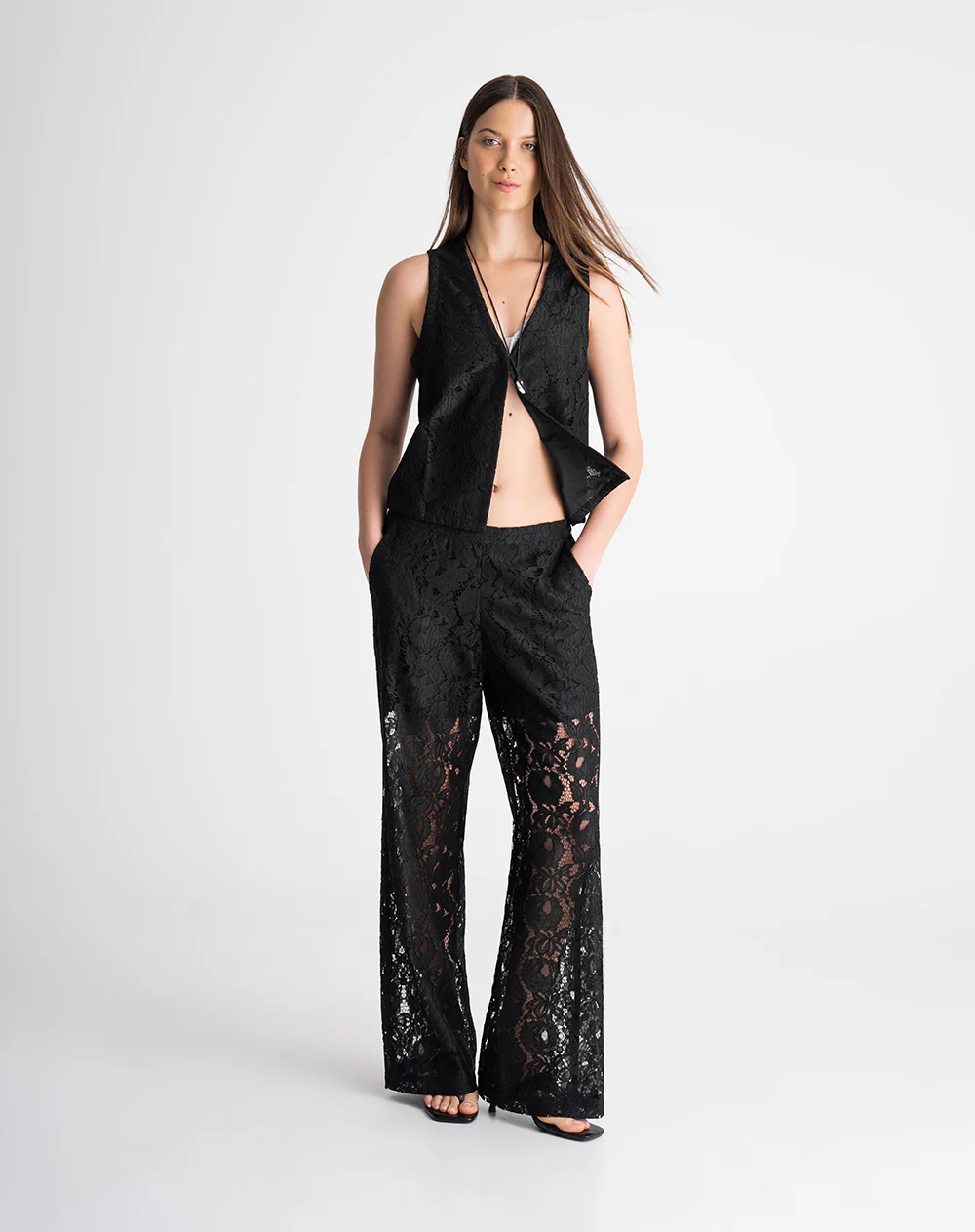 Chaleco regular encaje negro mujer - Image 3