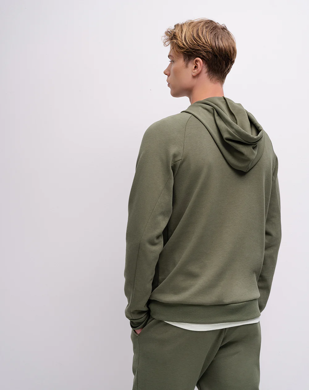 Buzo confort tipo hoddie verde hombre - Image 2