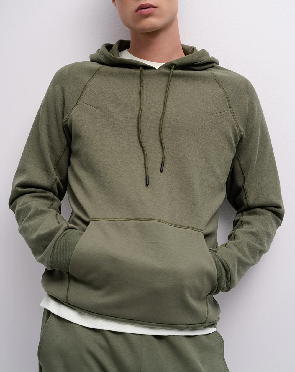 Buzo confort tipo hoddie verde hombre - Image 5