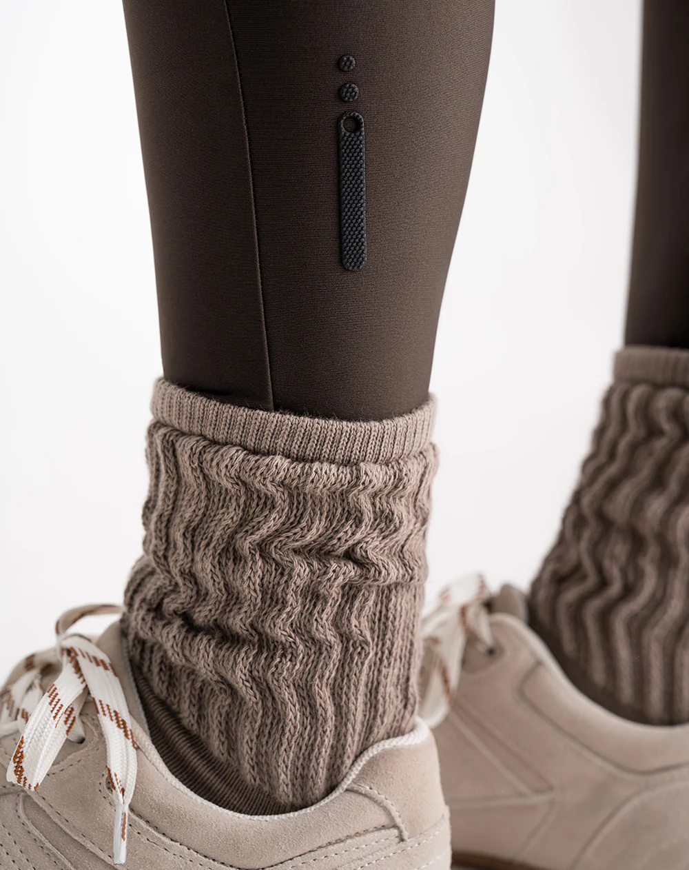 Legging deportivo control humedad café mujer - Image 6