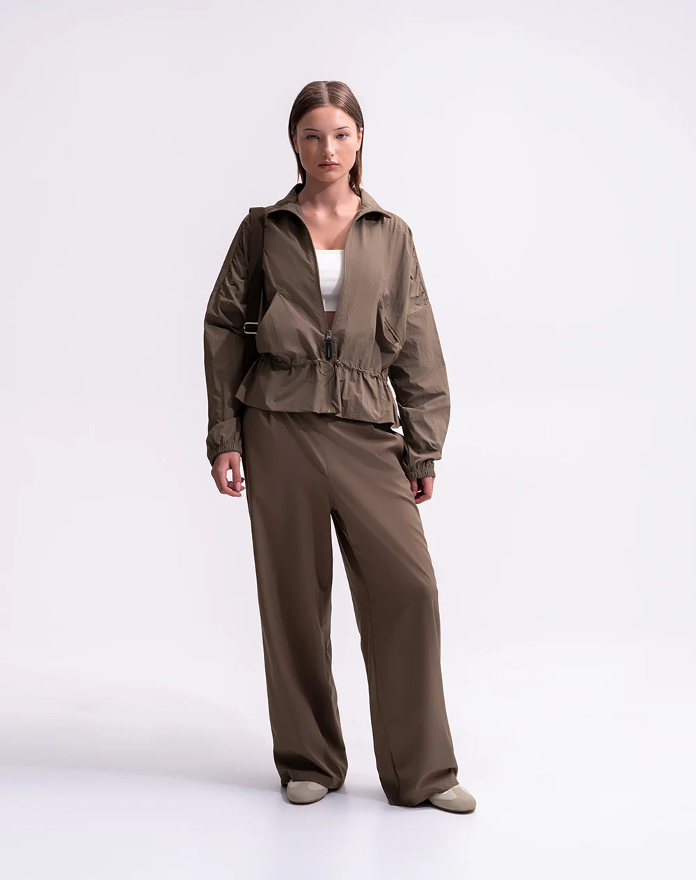 Chaqueta rompevientos regular café mujer - Image 3