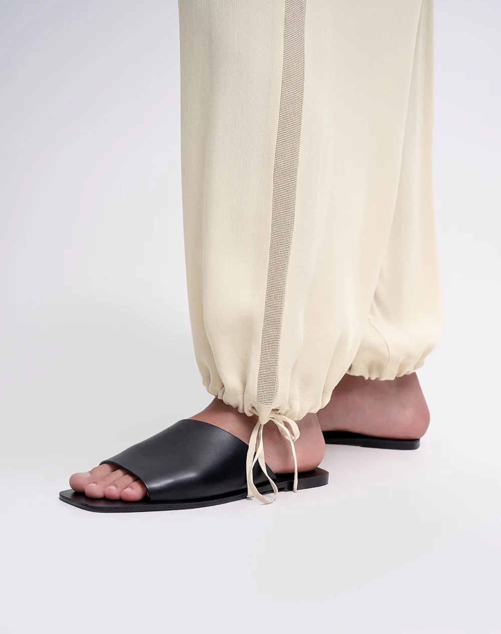 Pantalón tiro medio beige mujer - Image 5
